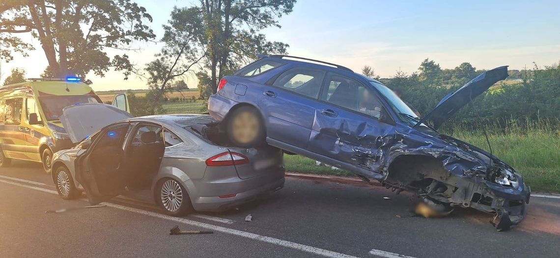 Kierowca subaru podczas wyprzedzania spowodował czołówkę. Jego auto zatrzymało się na fordzie