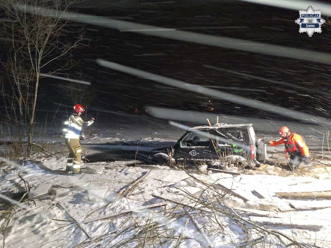 Kierowca Suzuki wjechał na zamarznięte jezioro. Lód się załamał, auto wpadło do wody