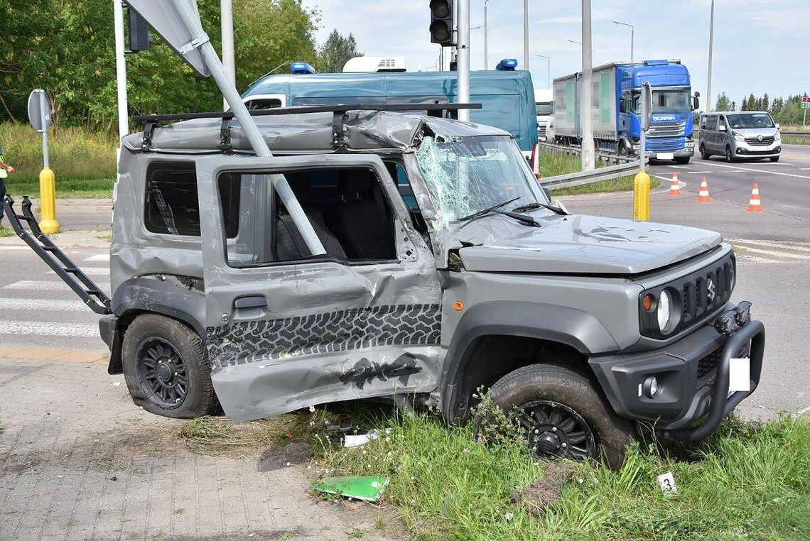 Kierowca terenówki nie ustąpił ciężarówce. Skończyło się groźnie wyglądającym zderzeniem