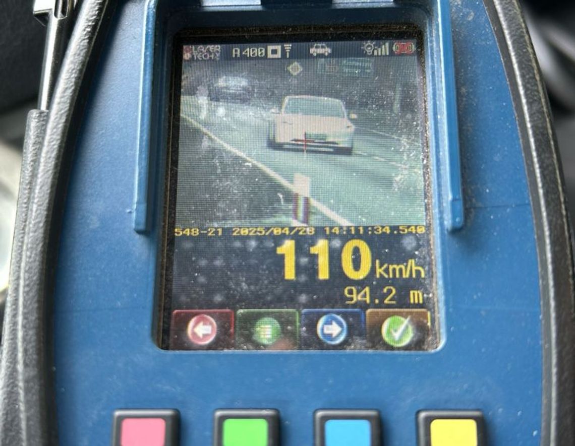 Kierowca tesli kuriozalnie tłumaczył się policjantom. Zatrzymali mu prawo jazdy za prędkość