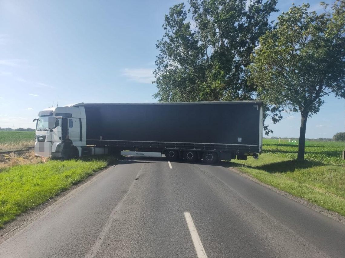Kierowca tira chciał zawrócić, ale utknął i już nie ruszył. Zablokował całą drogę