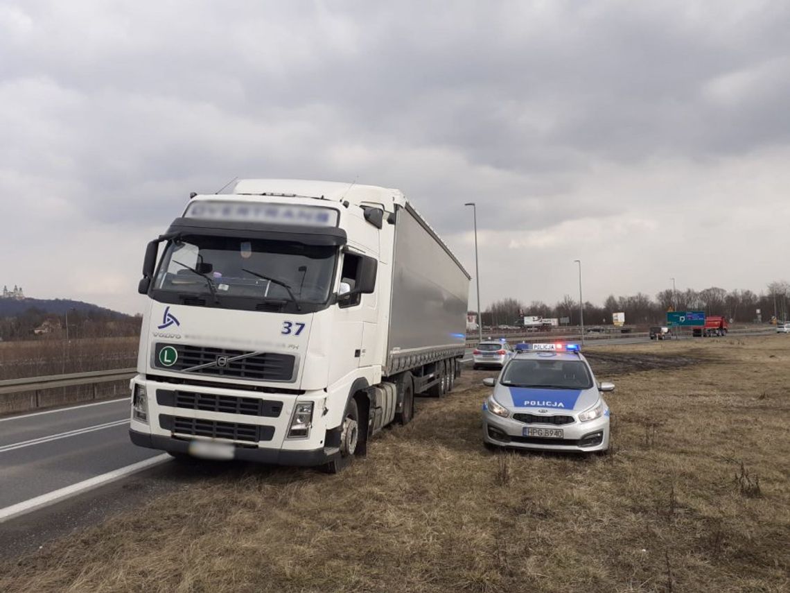 Kierowca tira jechał slalomem autostradą i pił w kabinie. Gdy go zatrzymali, miał prawie 4 promile!