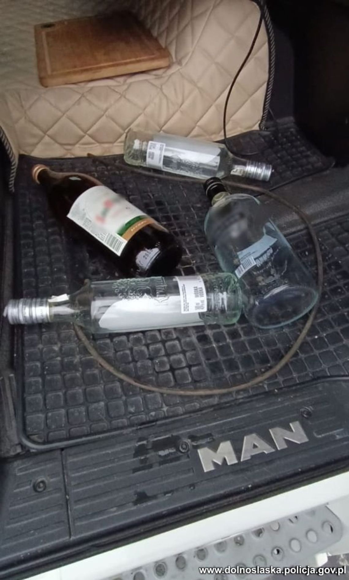 Kierowca tira miał w kabinie puste butelki po wódce. Pijany wracał autostradą z Hiszpanii Kierowca tira miał w kabinie puste butelki po wódce. Pijany wracał autostradą z Hiszpanii