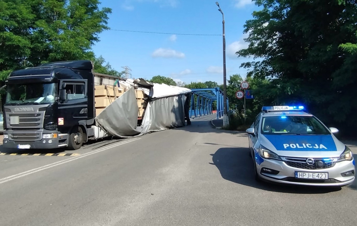 Kierowca tira olał znaki i chciał przejechać mostem, na którym nie mógł się zmieścić. Bardzo szybko pożałował