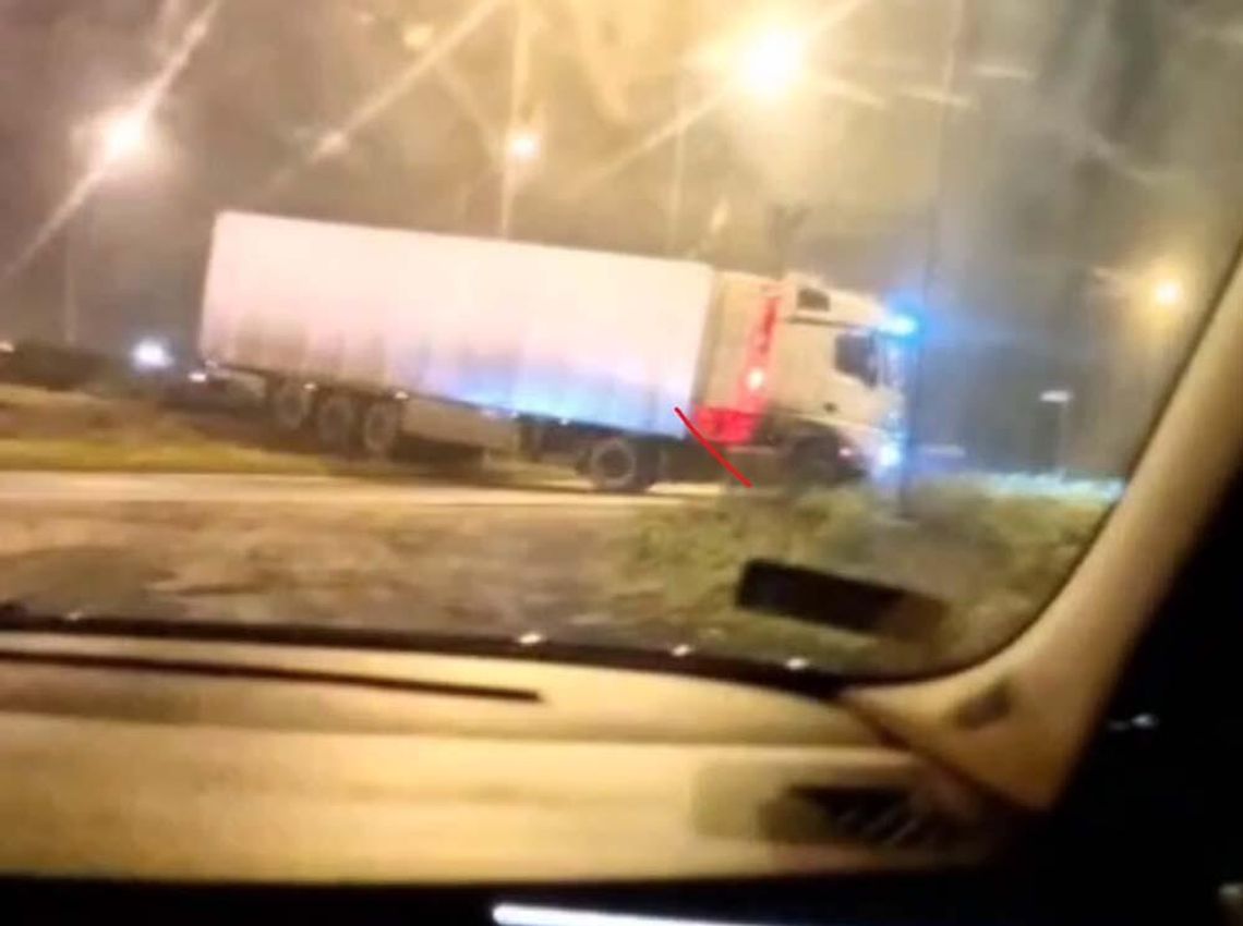 Kierowca tira przejechał przez rondo prosto. Narobił zniszczeń. Teraz szuka go policja