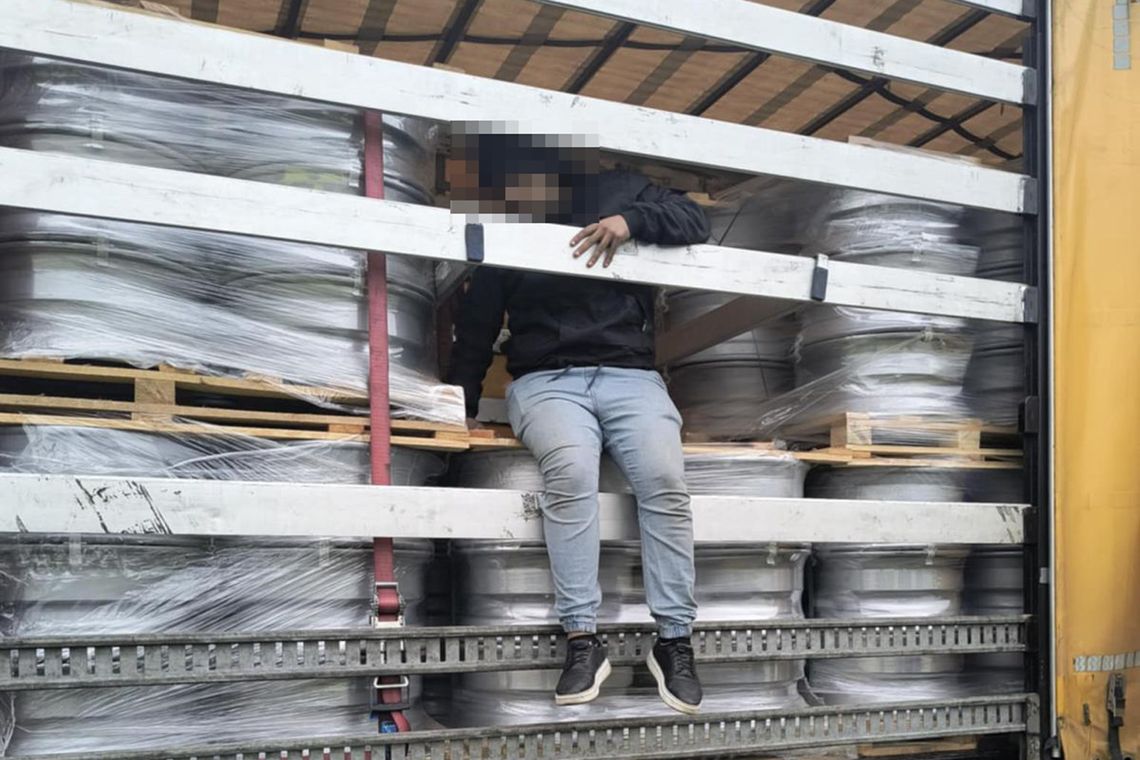 Kierowca tira usłyszał dziwne odgłosy z naczepy. W ładunku chował się Palestyńczyk, który myślał, że jedzie do Włoch