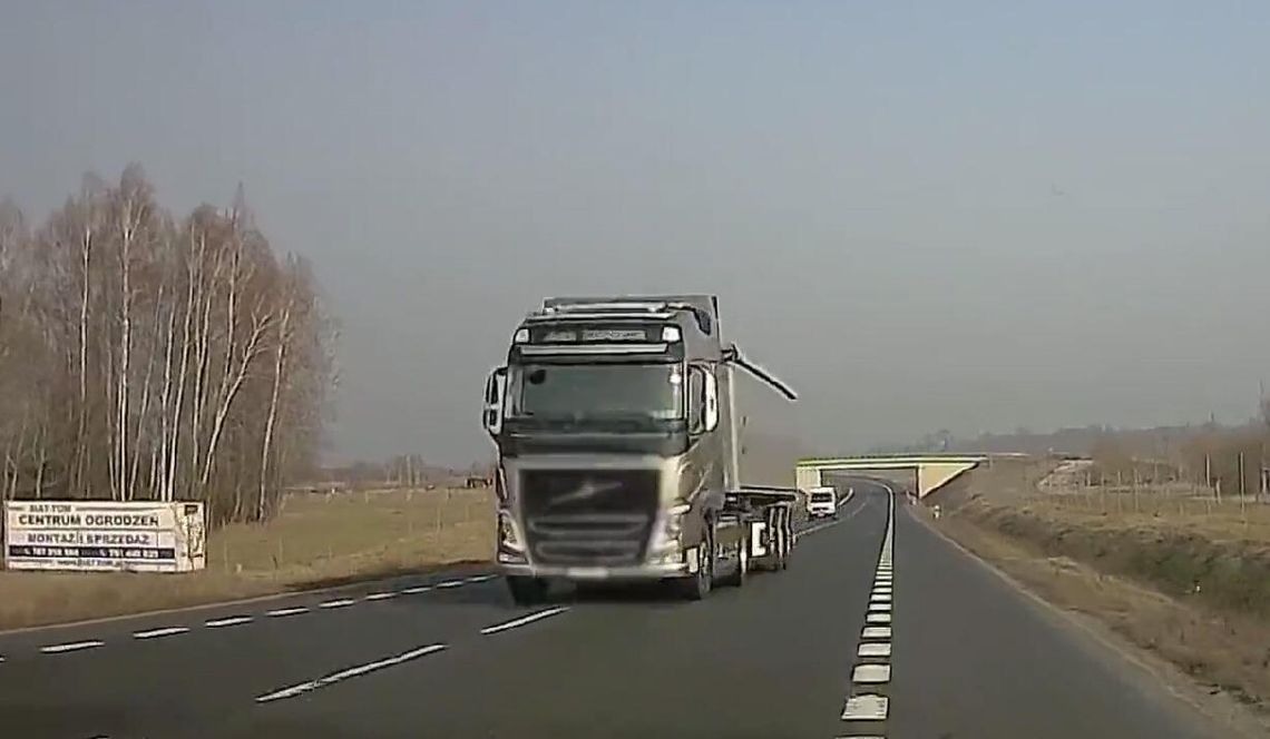 Kierowca tira wyprzedzał na trzeciego. Osobówka musiała "uciekać" na pobocze