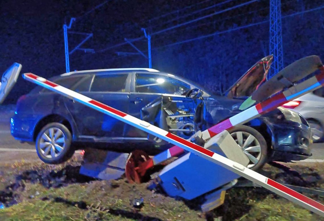 Kierowca toyoty roztrzaskał wóz o rogatki przez przejazdem. 51-latek miał dwa promile we krwi Kierowca toyoty roztrzaskał wóz o rogatki przez przejazdem. 51-latek miał dwa promile we krwi