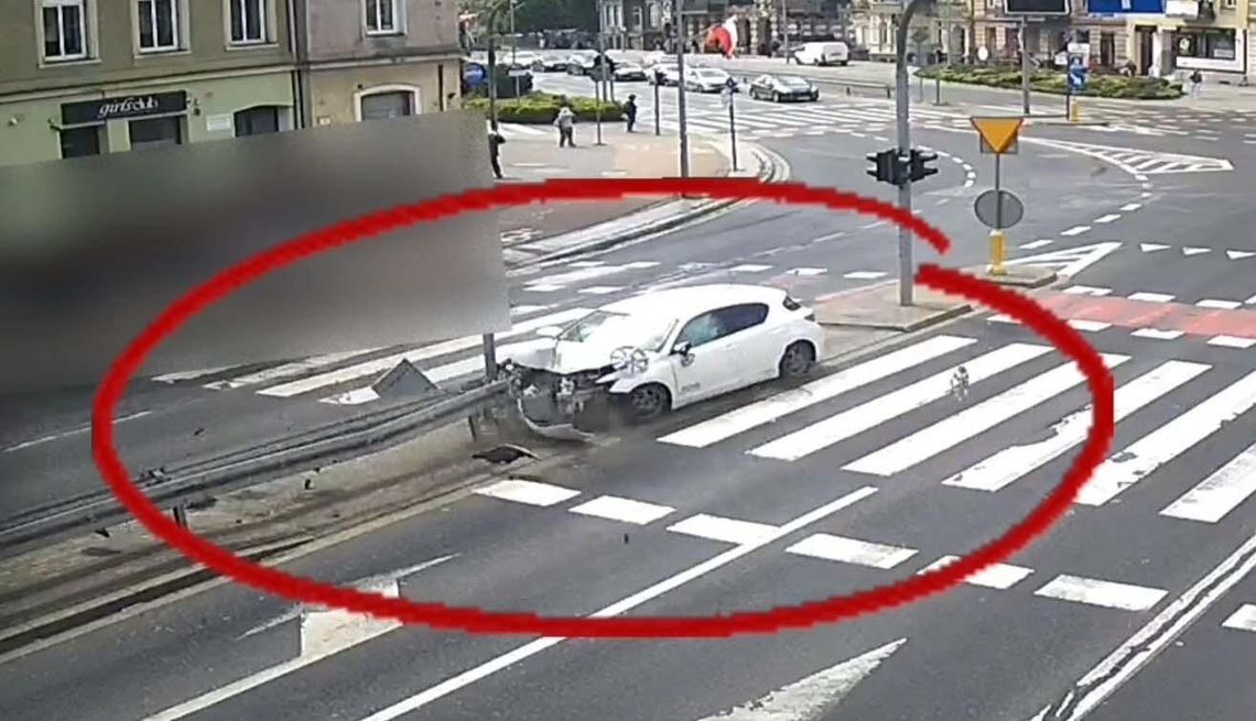 Kierowca toyoty stracił panowanie nad autem i rozbił się na słupie