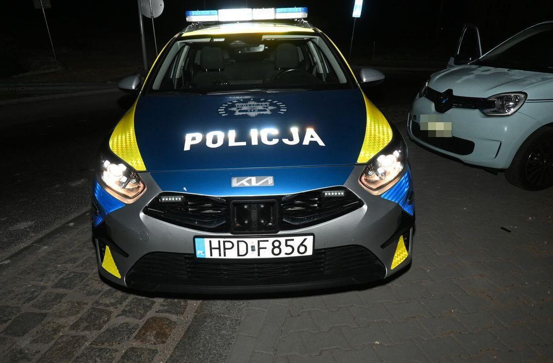 Kierowca wymiotował przez otwarte drzwi, potem wjechał w radiowóz. Okazało się, że ma 15 lat Kierowca wymiotował przez otwarte drzwi, potem wjechał w radiowóz. Okazało się, że ma 15 lat
