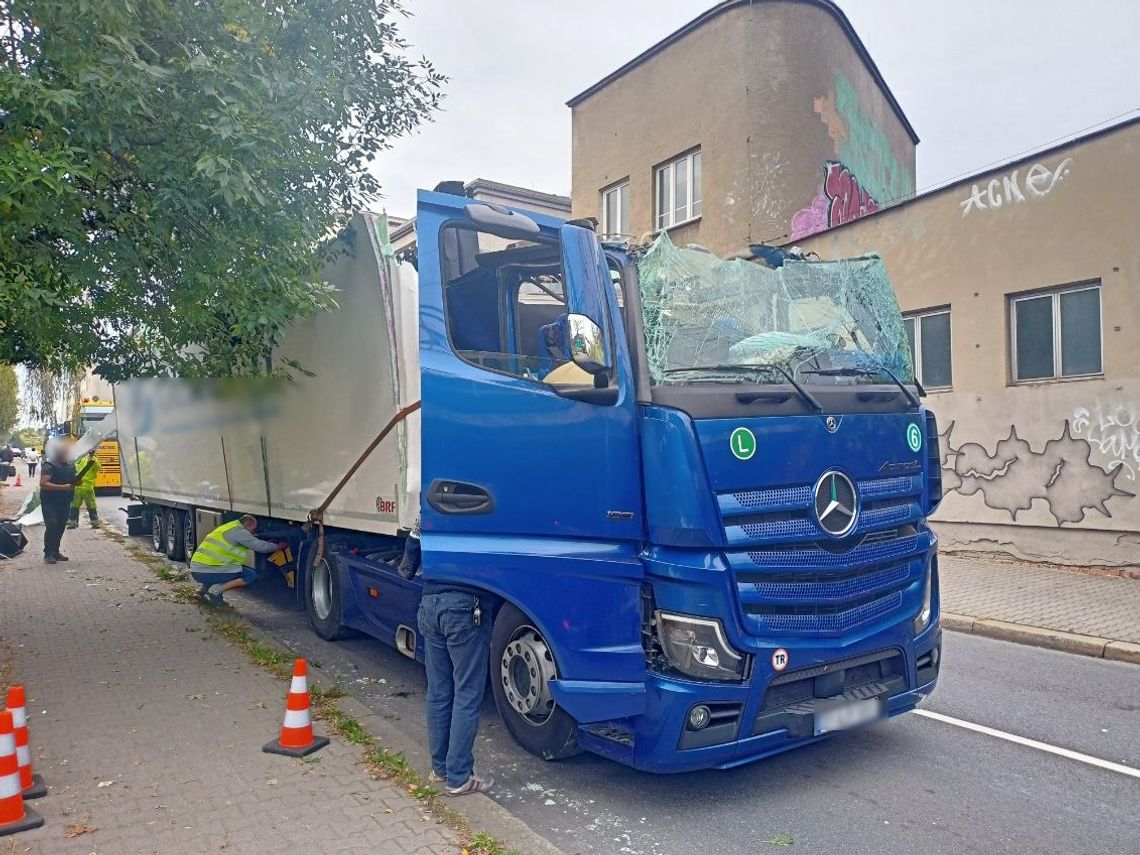 Kierowca z Turcji wjechał tirem pod wiadukt ścinając dach. Na kilka godzin zablokował ruch na drodze