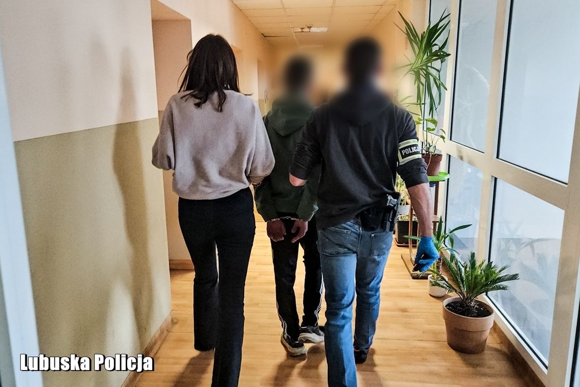 Kierowca z zakazami, poszukiwany pasażer i narkotyki. Nocną przejażdżkę zakończyli w celach