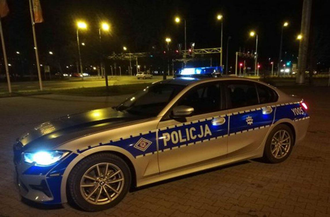 Kierowca z zakazem mrugał światłami, aby ostrzec innych przed policją. Naciął się na nieoznakowany radiowóz
