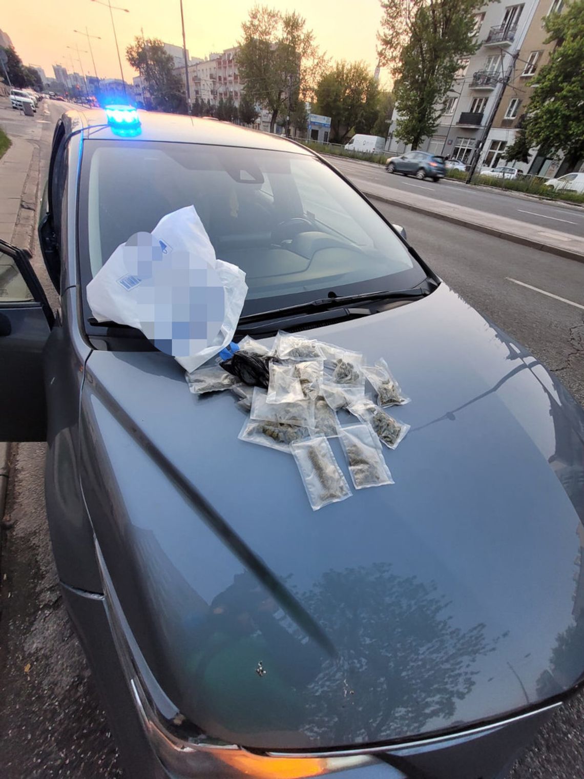 Kierowca zapierał się, że nie ma żadnych narkotyków. Chwilę później na masce wylądowało ponad 100 gramów