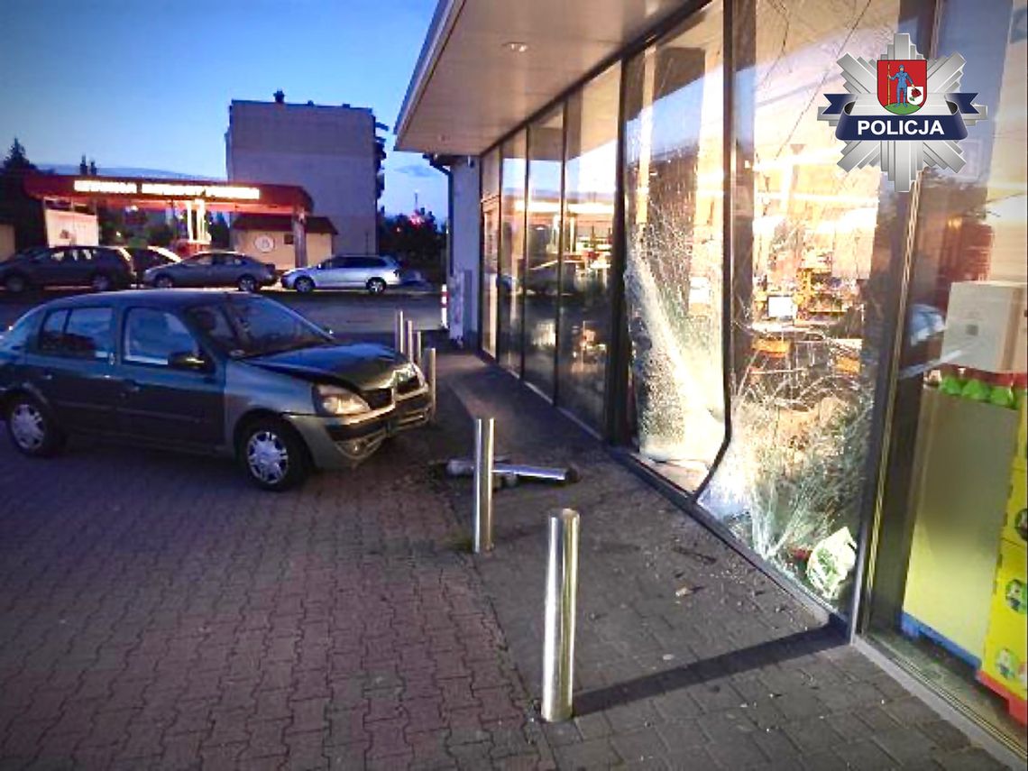 Kierowca zasłabł w trakcie jazdy. Auto przejechało przez parking i wbiło się w witrynę sklepu