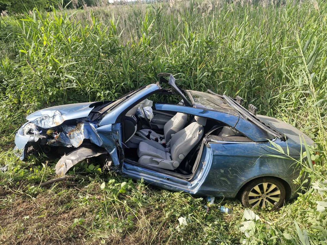 Kierowca zasłabł za kółkiem. Auto uderzyło w drzewo, dachowało i wpadło do stawu Kierowca zasłabł za kółkiem. Auto uderzyło w drzewo, dachowało i wpadło do stawu