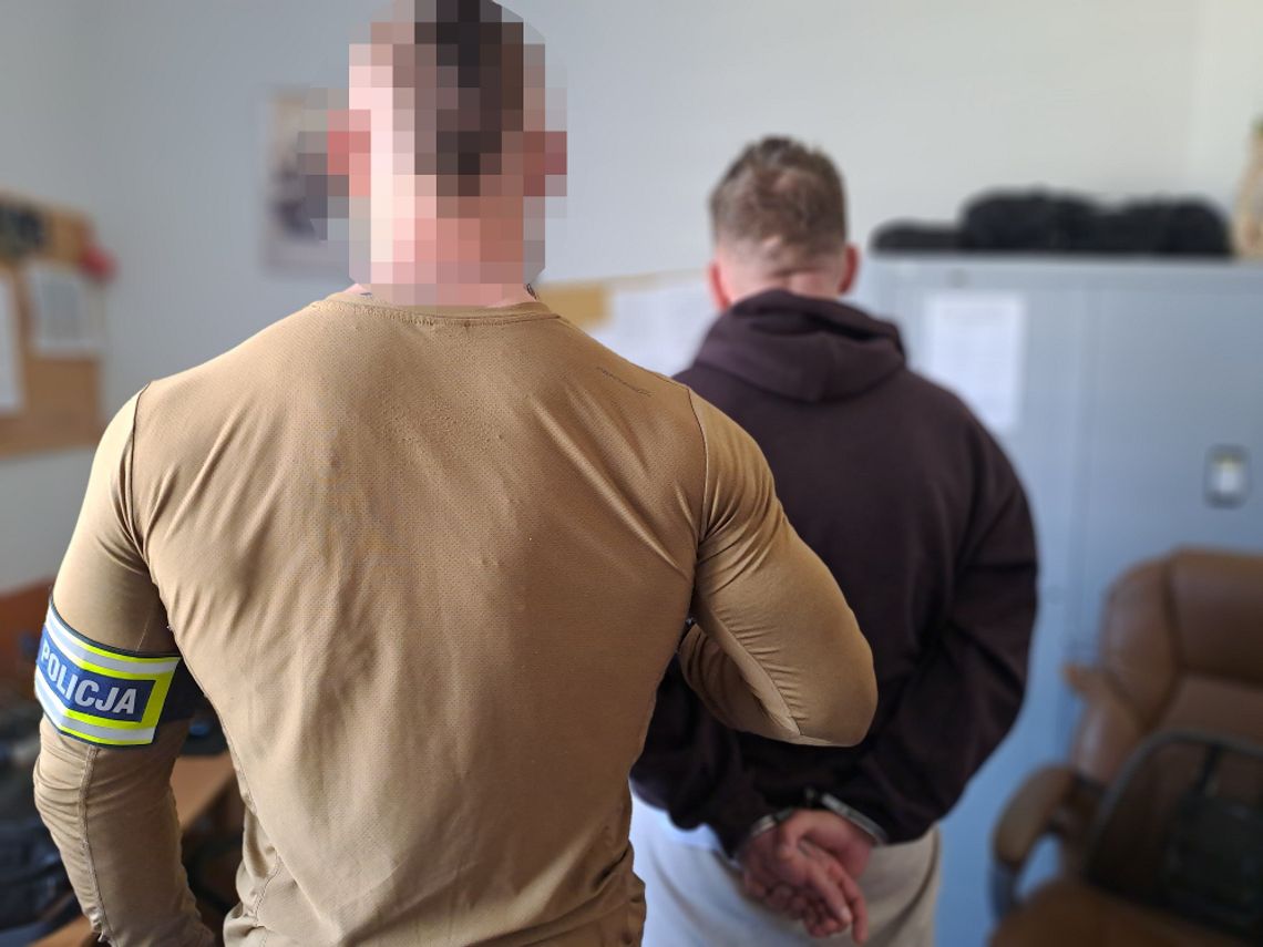 Kierowcę i pasażera zgubiło nerwowe zachowanie. W aucie policjanci znaleźli sporo narkotyków