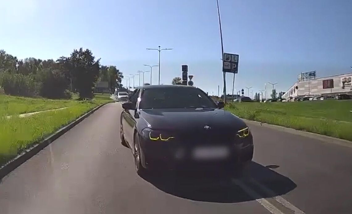Kierowcy BMW tak się śpieszyło, że wyprzedzał na podwójnej ciągłej i prawie doprowadził do czołówki