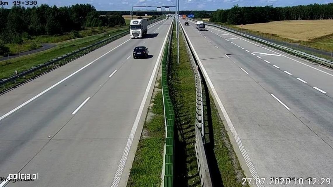 Kierowcy ciężarówek zablokowali na autostradzie pijaka, który jechał pod prąd