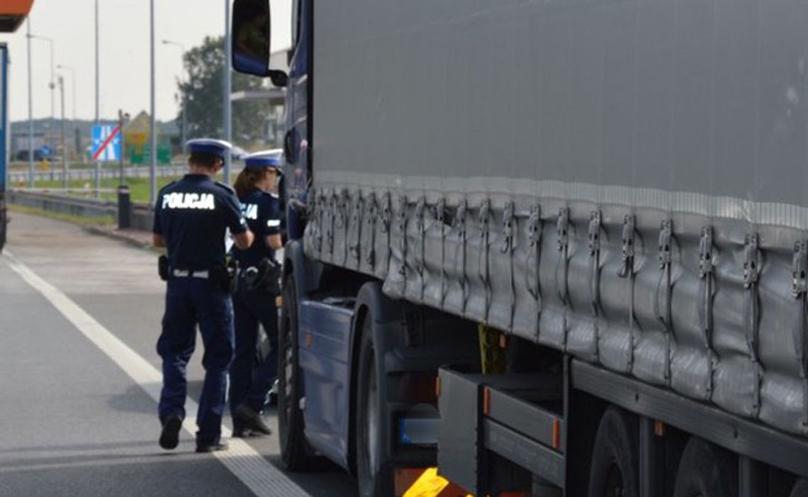 Kierowcy tirów zablokowali na parkingu nawalonego kolegę. Policja siłą wyciągnęła go z kabiny