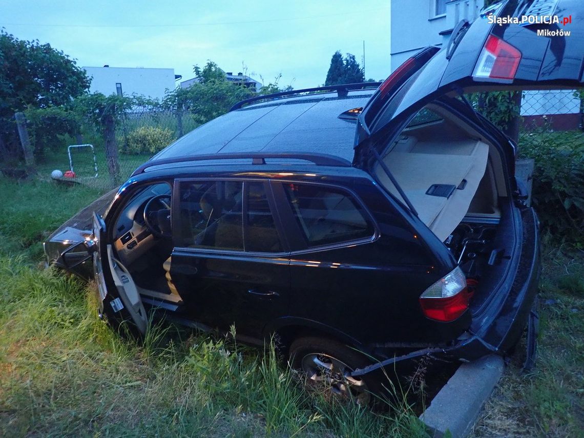 Kierująca BMW wjechała w budynek, potem do rowu, a na koniec w słup. Miała 3,5 promila we krwi