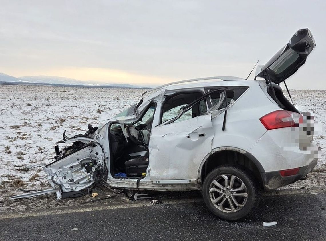Kierująca Fordem zjechała na czołówkę z samochodem ciężarowym. Kobieta zginęła na miejscu