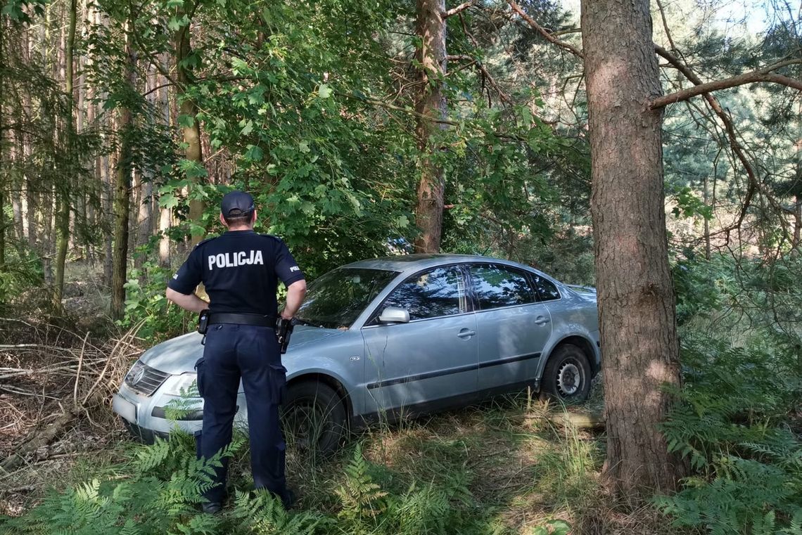 Kierująca passatem nie zatrzymała się do kontroli. Wjechała do lasu i porzuciła auto, próbowała jeszcze uciec pieszo