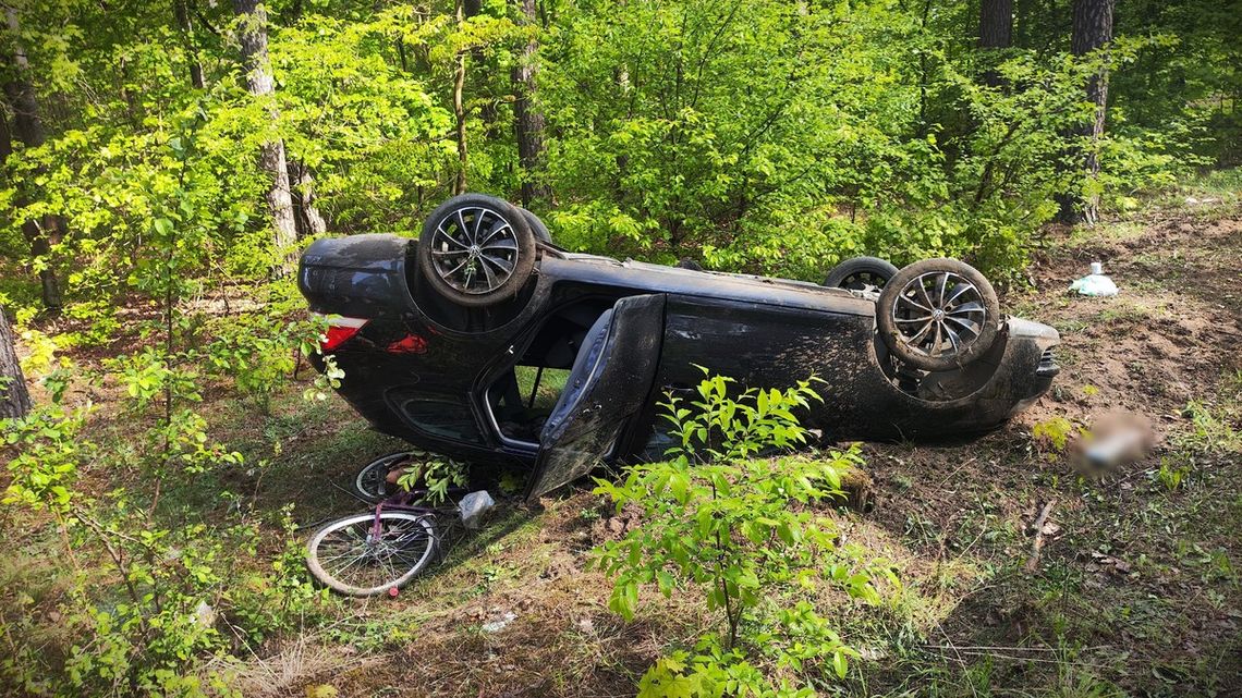 Kierująca volkswagenem wjechała w rowerzystkę i dachowała. W wypadku zginęła 70-letnia kobieta