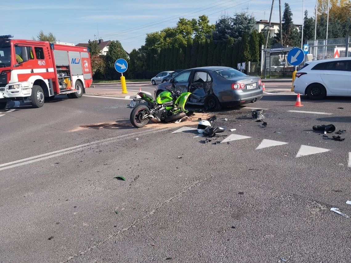 Kierująca Volkswagenem zajechała drogę motocykliście. 29-latek trafił do szpitala Kierująca Volkswagenem zajechała drogę motocykliście. 29-latek trafił do szpitala