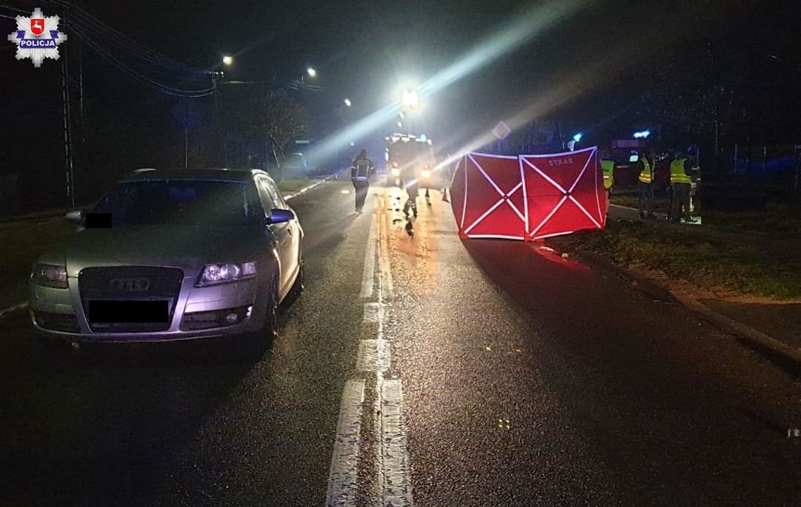 Kierujący audi na prostym odcinku drogi potrącił mężczyznę stojącego z rowerem. Mimo reanimacji nie udało się go uratować