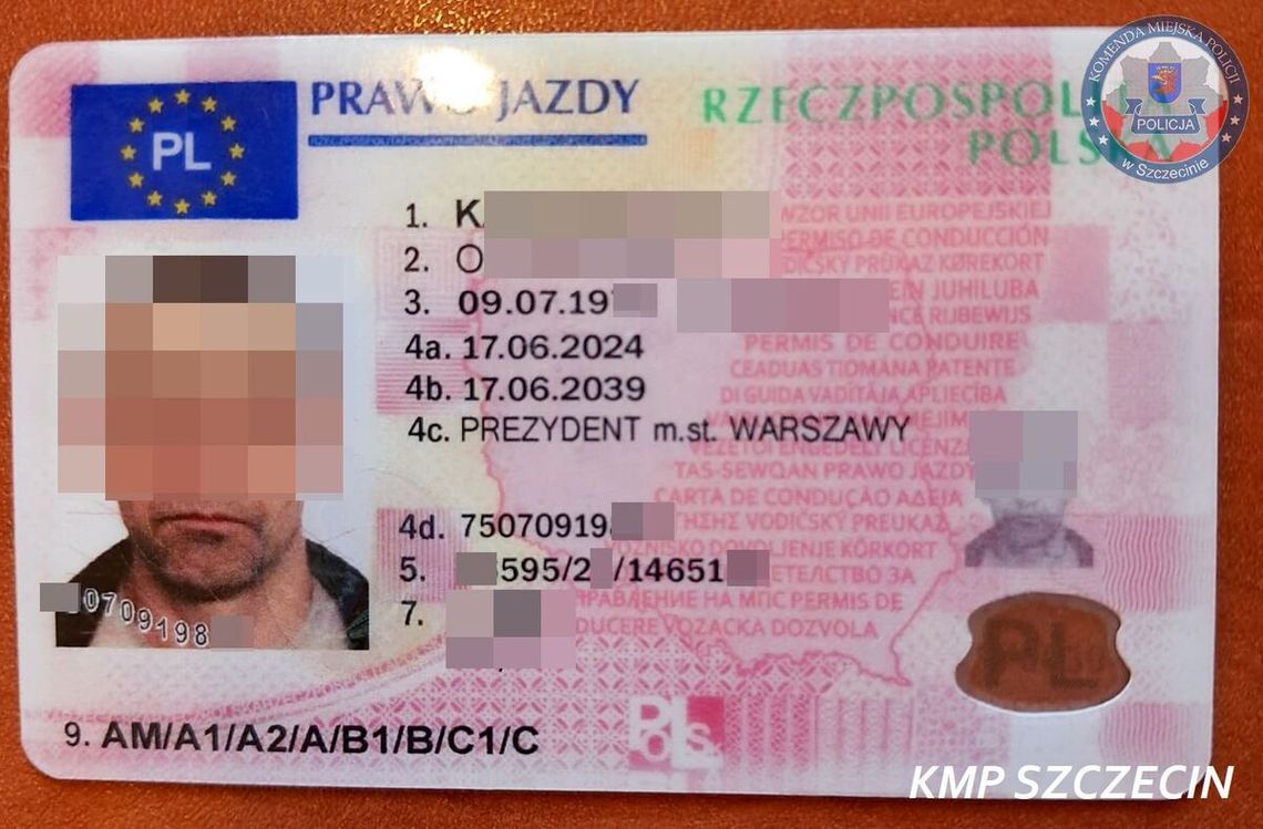 Kierujący bez uprawnień spowodował kolizję. Na pomoc przyjechał kolega z fałszywym prawem jazdy