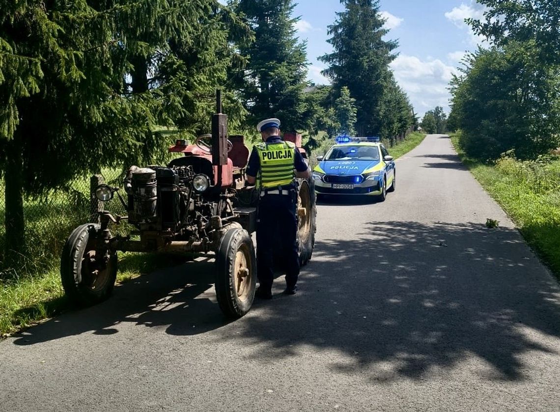 Kierujący traktorem próbował uciec policji. Nie miał uprawnień i zamknął skalę w alkomacie Kierujący traktorem próbował uciec policji. Nie miał uprawnień i zamknął skalę w alkomacie