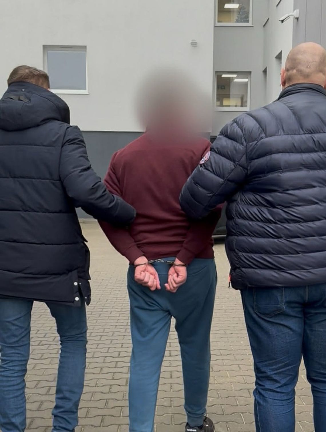 Kilka godzin po wyjściu z aresztu wrócił za kraty. Pijany 42-latek dusił ojca i groził, że go zabije Kilka godzin po wyjściu z aresztu wrócił za kraty. Pijany 42-latek dusił ojca i groził, że go zabije