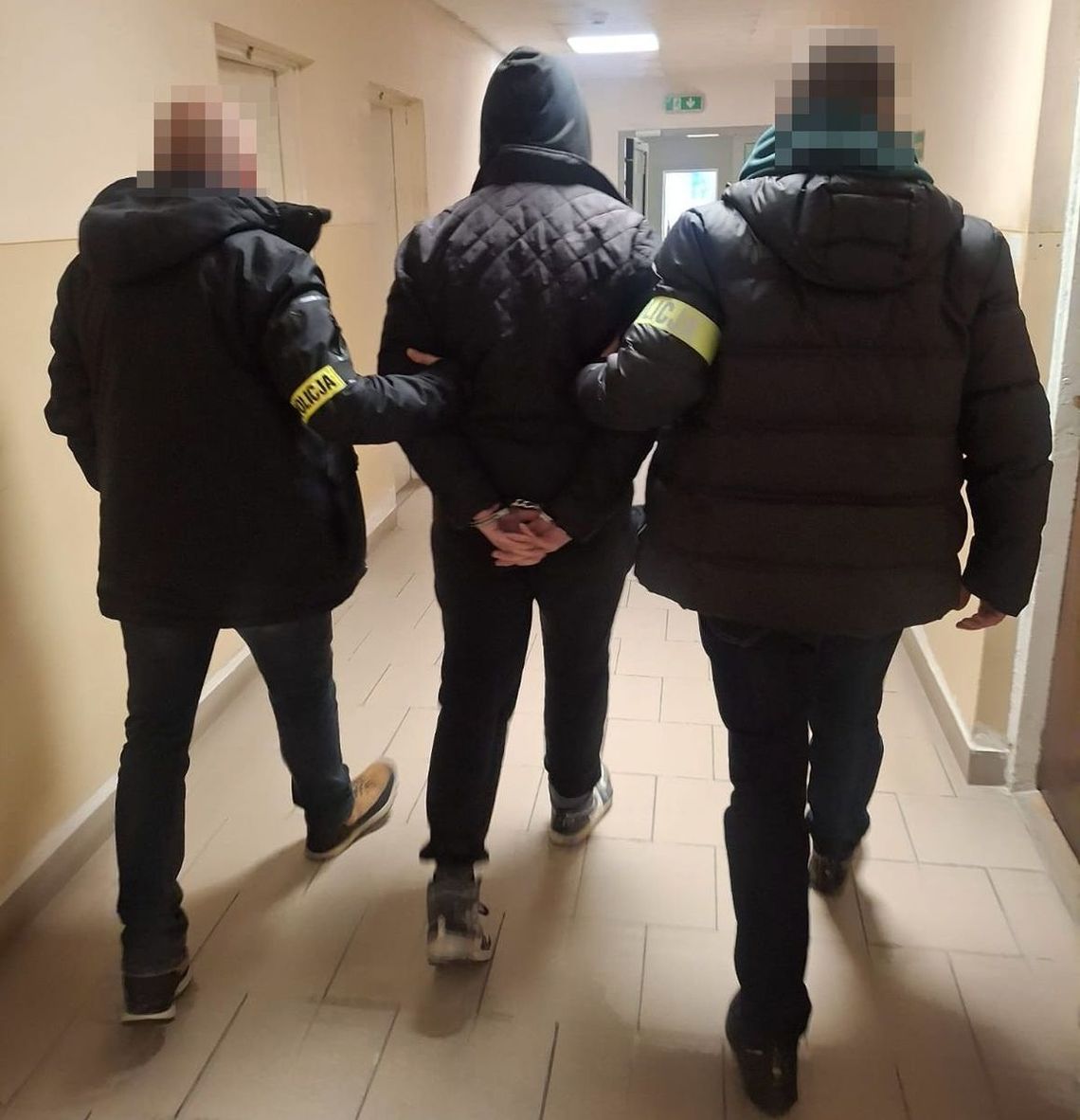 Kilkukrotne przebranie się nie pomogło. 19-letni sprawca napadu na sklep zatrzymany przez policję Kilkukrotne przebranie się nie pomogło. 19-letni sprawca napadu na sklep zatrzymany przez policję