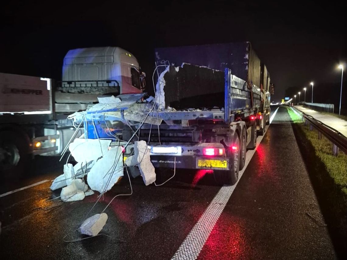 Kilkutonowe szambo spadło z ciężarówki na drogę. Kierowca nie zabezpieczył prawidłowo ładunku