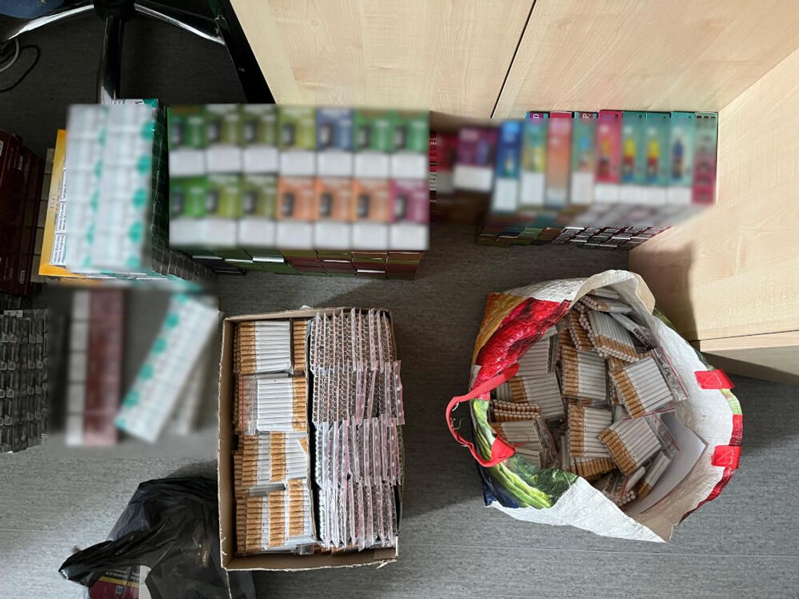 Kioskarz sprzedawał „lewe” papierosy. Policjanci znaleźli towar także w jego mieszkaniu