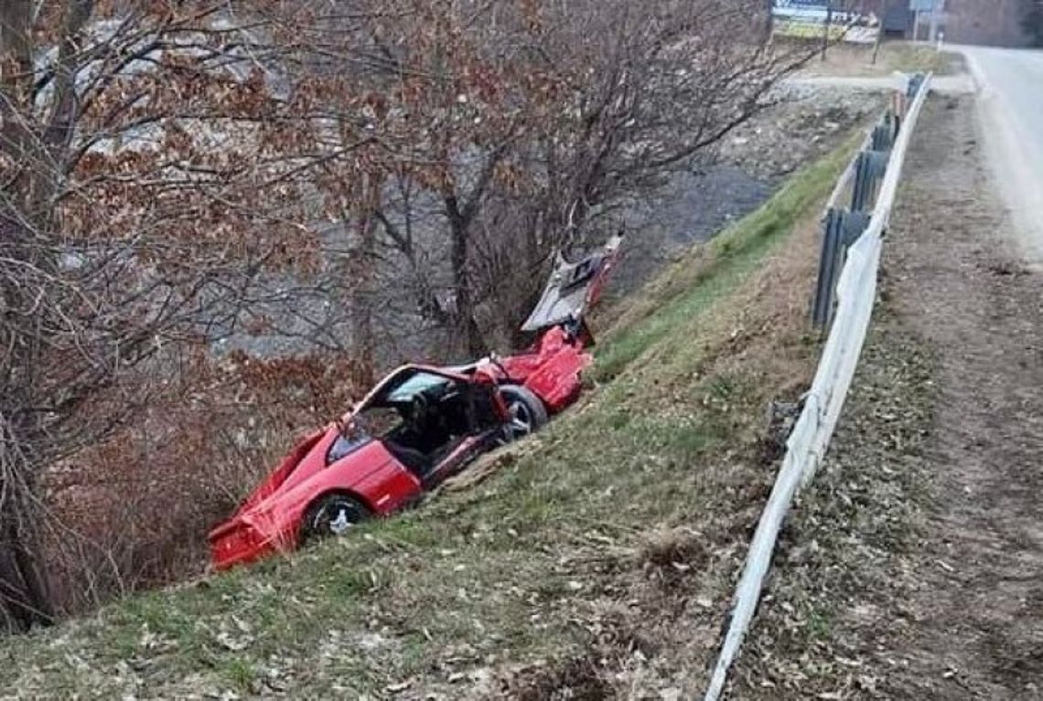 Klasyczne ferrari rozbił na przydrożnej kapliczce. Straty to kilkaset tysięcy złotych