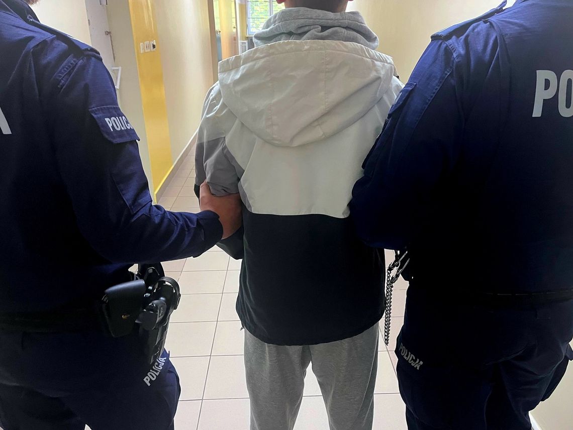 Kłótnia czwórki nastolatków w taksówce. Jeden wyciągnął pistolet i groził nim znajomemu