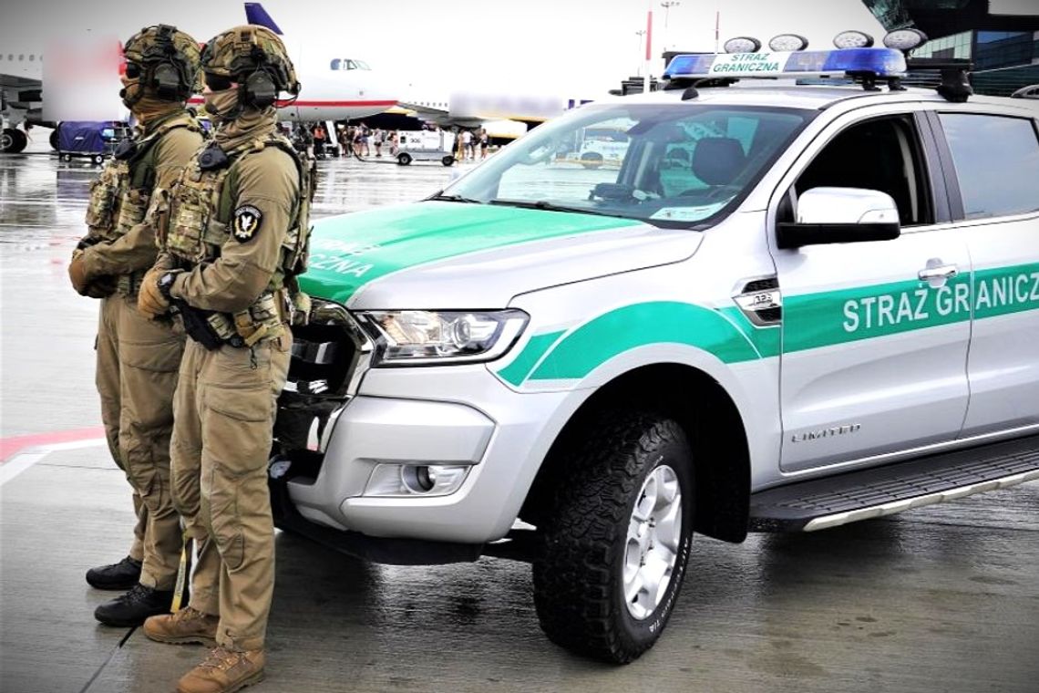 Kobieta dostała szału w samolocie do Londynu. Kapitan podjął decyzję o przerwaniu lotu