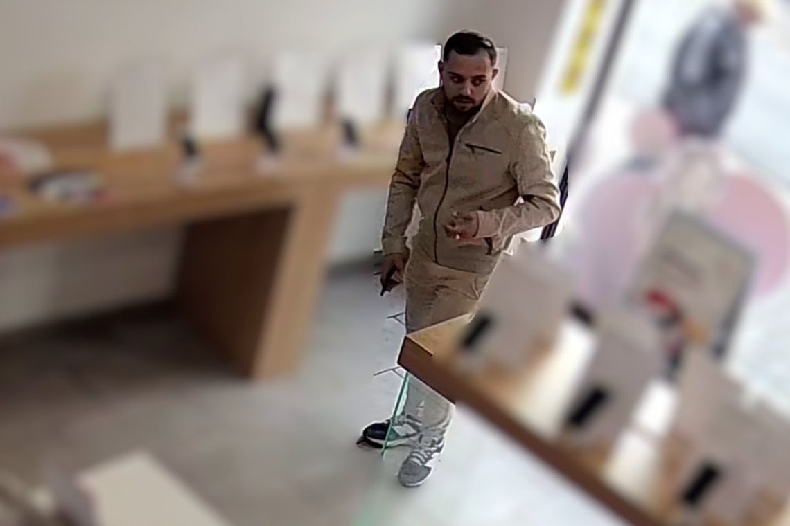 Kobieta i mężczyzna podejrzewani o kradzież czterech telefonów ze sklepu. Policja pokazała zdjęcia