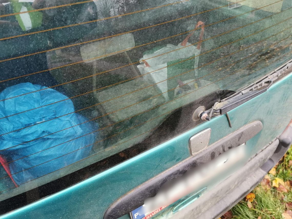 Kobieta jechała w bagażniku na zwykłym krześle. Mężczyzna za kierownicą wiózł ludzi do pracy Kobieta jechała w bagażniku na zwykłym krześle. Mężczyzna za kierownicą wiózł ludzi do pracy