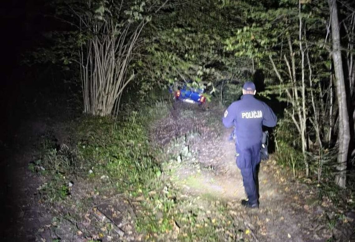 Kobieta jechała według nawigacji aż utknęła w błocie głęboko w lesie. Policjanci szli do niej trzy kilometry Kobieta jechała według nawigacji aż utknęła w błocie głęboko w lesie. Policjanci szli do niej trzy kilometry