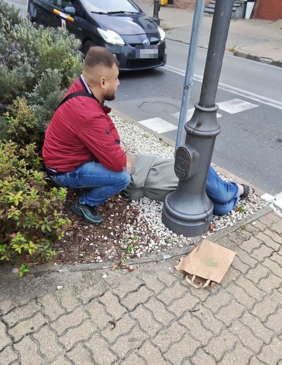 Kobieta leżała na poboczu, a jej nogi wystawały na jezdnię. Tylko policjant zatrzymał się, aby pomóc Kobieta leżała na poboczu, a jej nogi wystawały na jezdnię. Tylko policjant zatrzymał się, aby pomóc