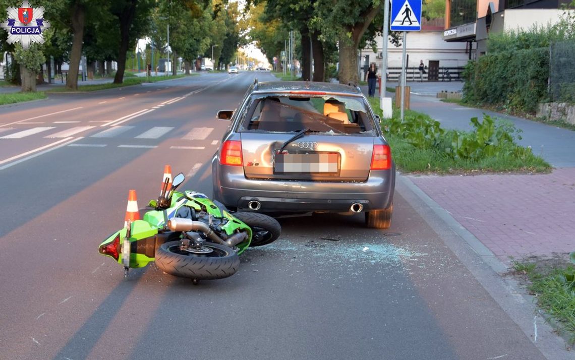 Kobieta na motocyklu nie zauważyła, że auto przed nią hamuje. Po zderzeniu upadła na jezdnię Kobieta na motocyklu nie zauważyła, że auto przed nią hamuje. Po zderzeniu upadła na jezdnię