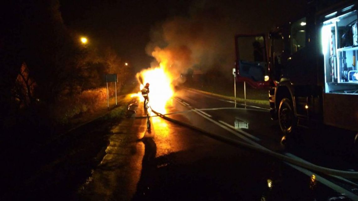 Kobieta nie zauważyła, że jej auto płonie. Uratował ją inny kierowca