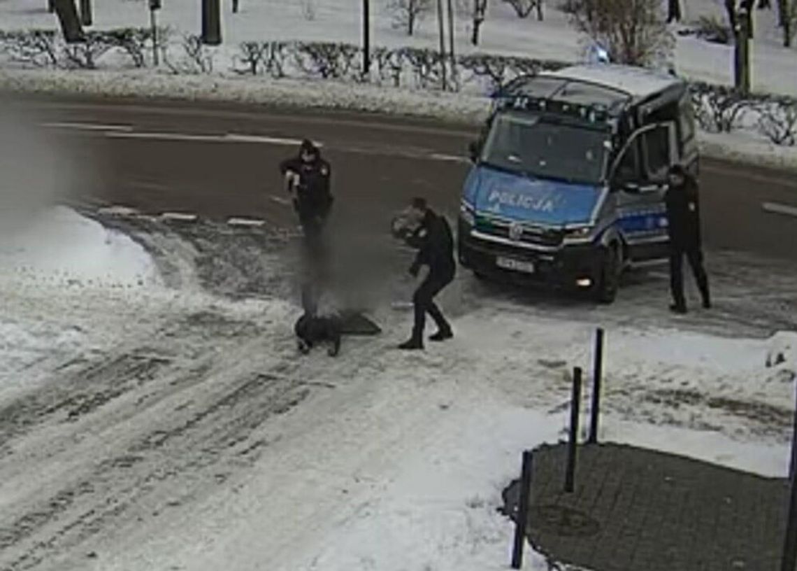 Kobieta przechodząca obok komendy nagle zasłabła. Policjanci od razu ruszyli z pomocą