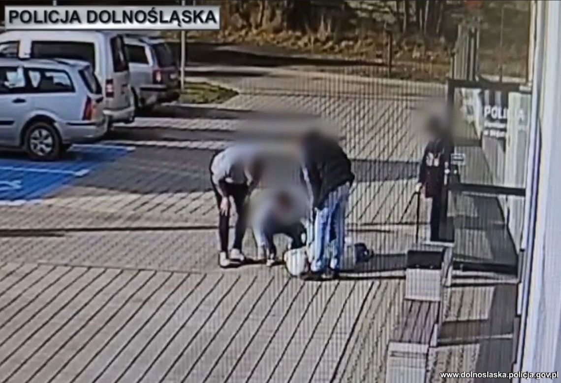 Kobieta przechodząca obok komisariatu nagle straciła przytomność. Szybka reakcja funkcjonariuszy