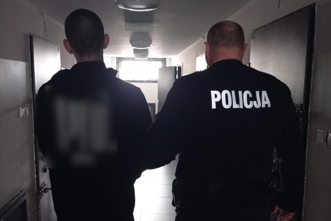 Kobieta "przypadkowo" zadzwoniła na 112. Policjanci znaleźli narkotyki i zatrzymali jej syna