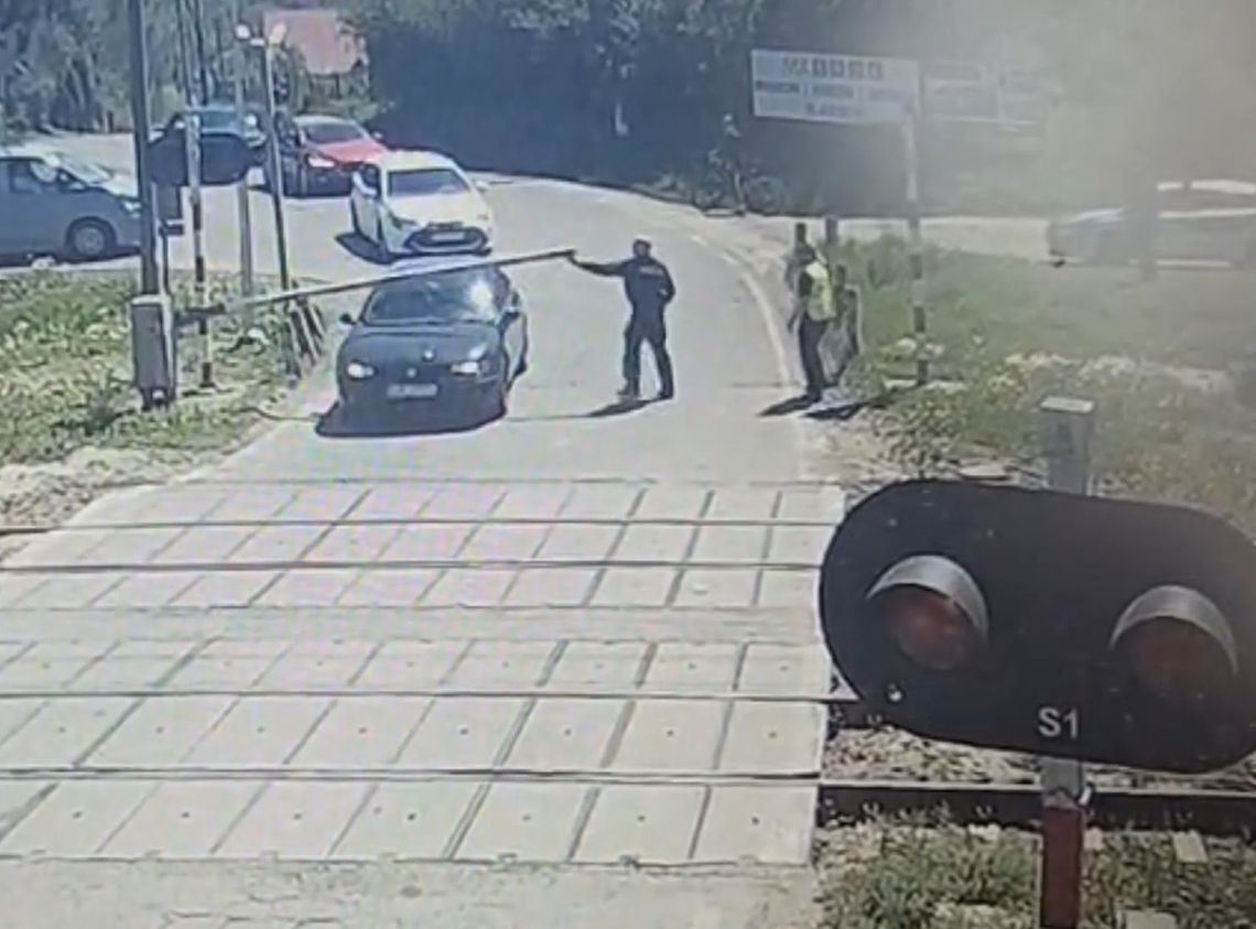 Kobieta stanęła na przejeździe ze szlabanem na dachu. O krok od tragedii
