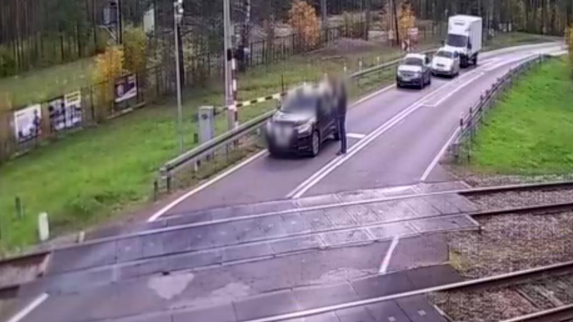 Kobieta utknęła autem na przejeździe kolejowym. Uratował ją policjant wracający ze służby Kobieta utknęła autem na przejeździe kolejowym. Uratował ją policjant wracający ze służby